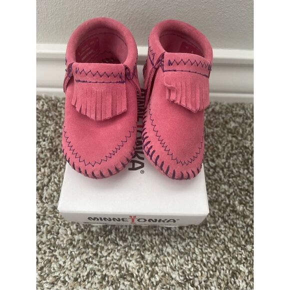 ❤️Minnetonka Moccasin Riley Booties for Infant - Picture 1 of 5